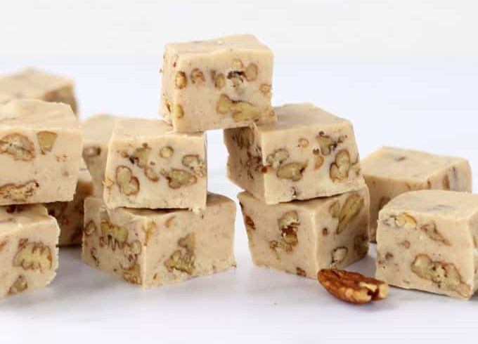 Recette facile de fudge au chocolat blanc, caramel et pacanes!