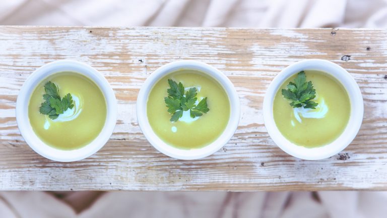 Read more about the article Potage à la courgette et coulis de poivron rouge à l’érable